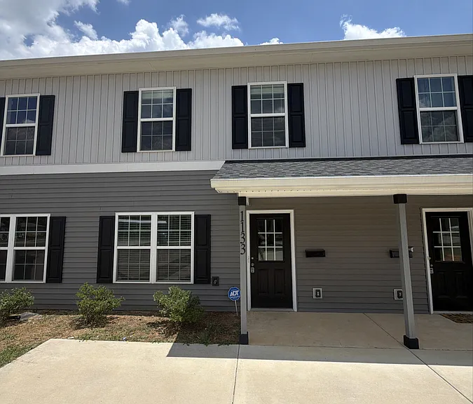1133 Davis St — Photo 1
