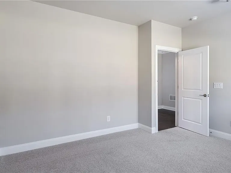 1758 Samantha Bnd — Photo 28