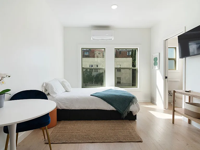 8th Street Studios Near Downtown Los Angeles Move-In Special — Photo 8