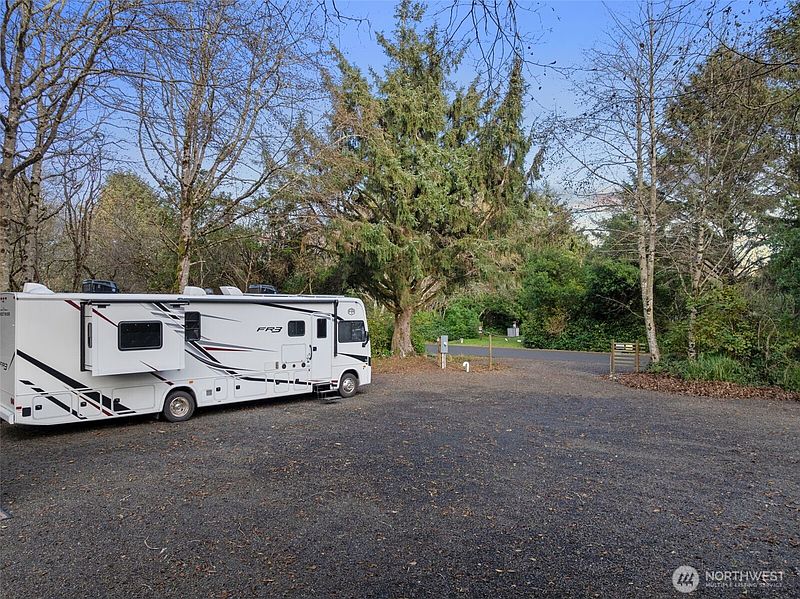 4th image of 337 Mast Ave NW