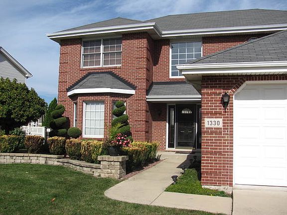3rd image of 1330 Hillcrest Ln