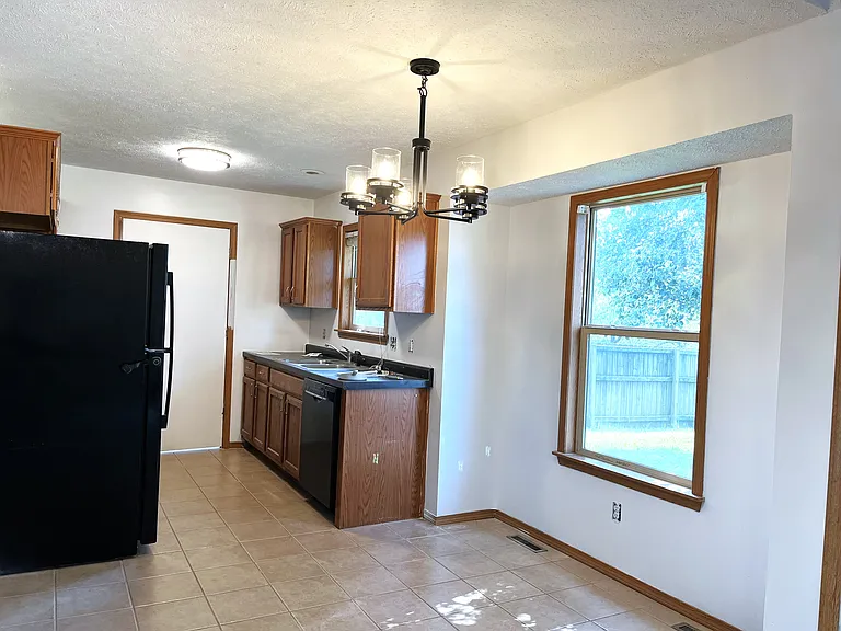 1141 N Nolting Ave — Photo 22