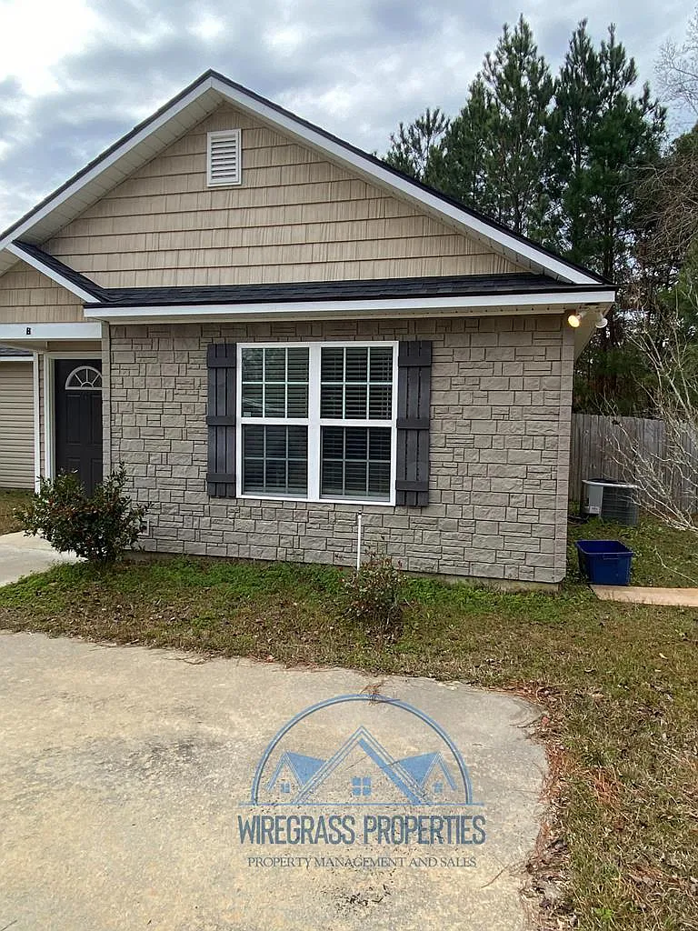 3 bed, 2.0 bath, 1200 sqft, $1,250 — Photo 1