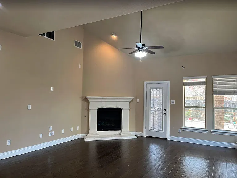 604 Darby Ln — Photo 5