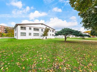 1031 Churchill Ave E #3, Oakville, ON L6H 2A7