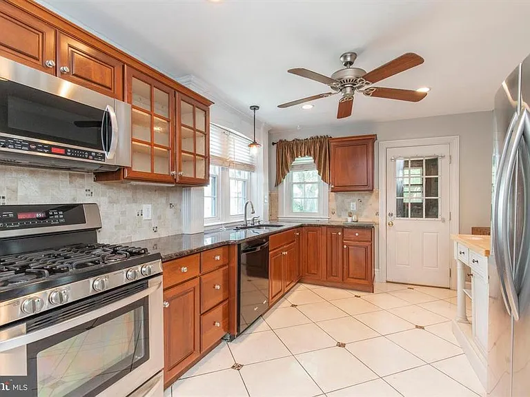 620 E Hector St — Photo 4