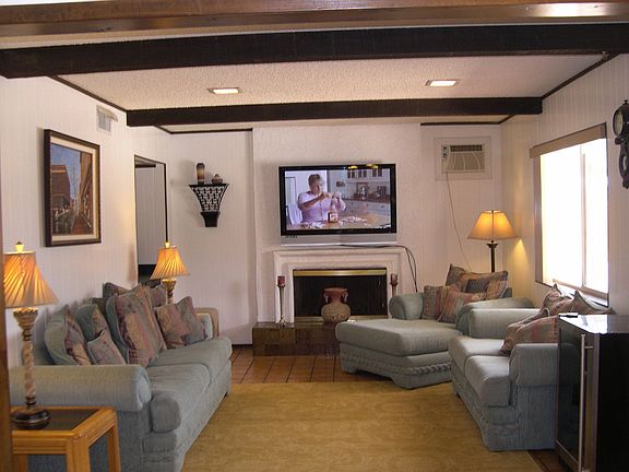 Family rm w/fireplace