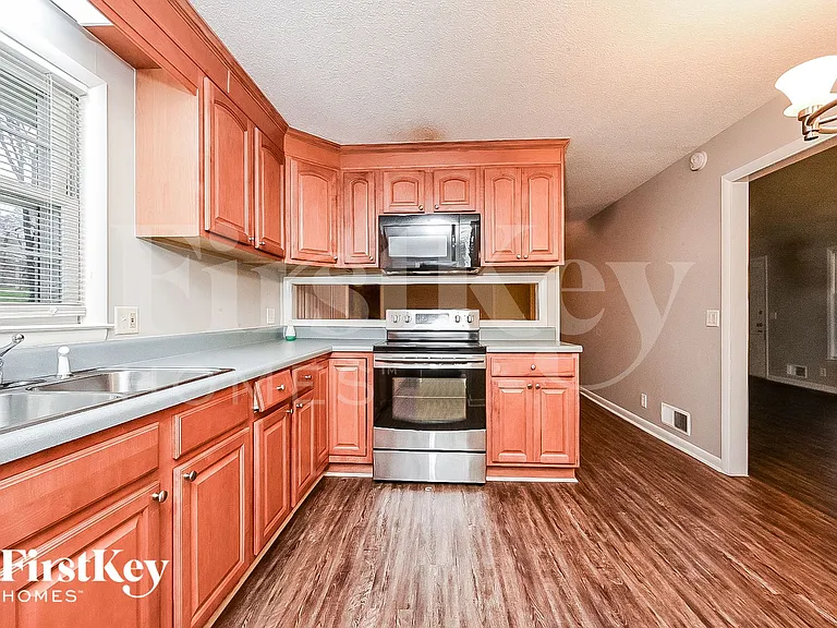 788 S Pine St NE — Photo 6