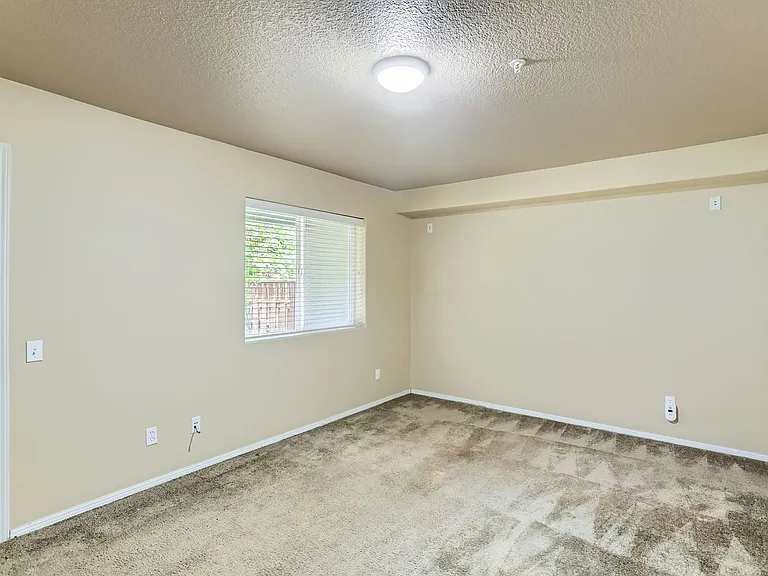 10175 NW Wilshire Ln — Photo 23