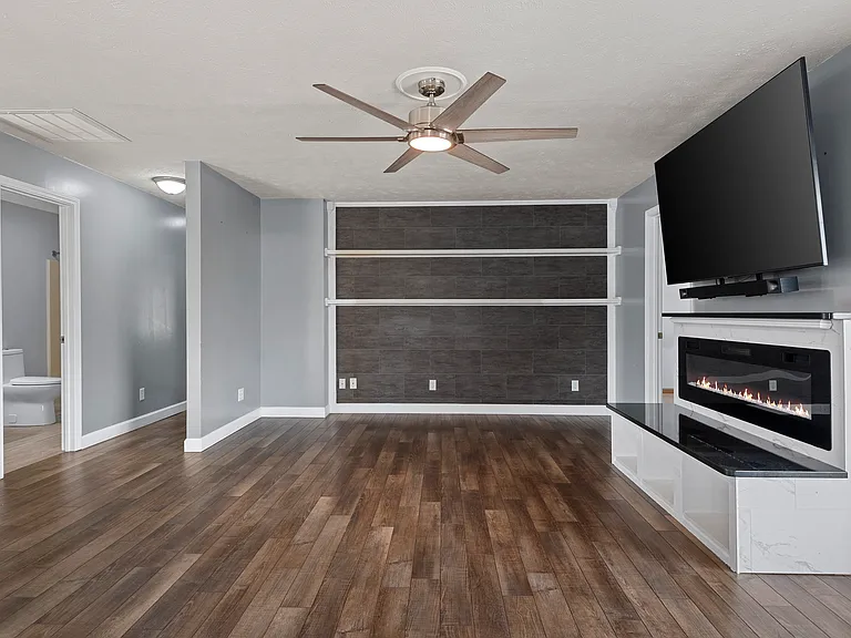 617 E Chestnut St — Photo 5