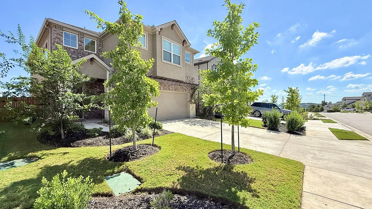 3 bed, 2.5 bath, 2158 sqft, $3,200 — Photo 3