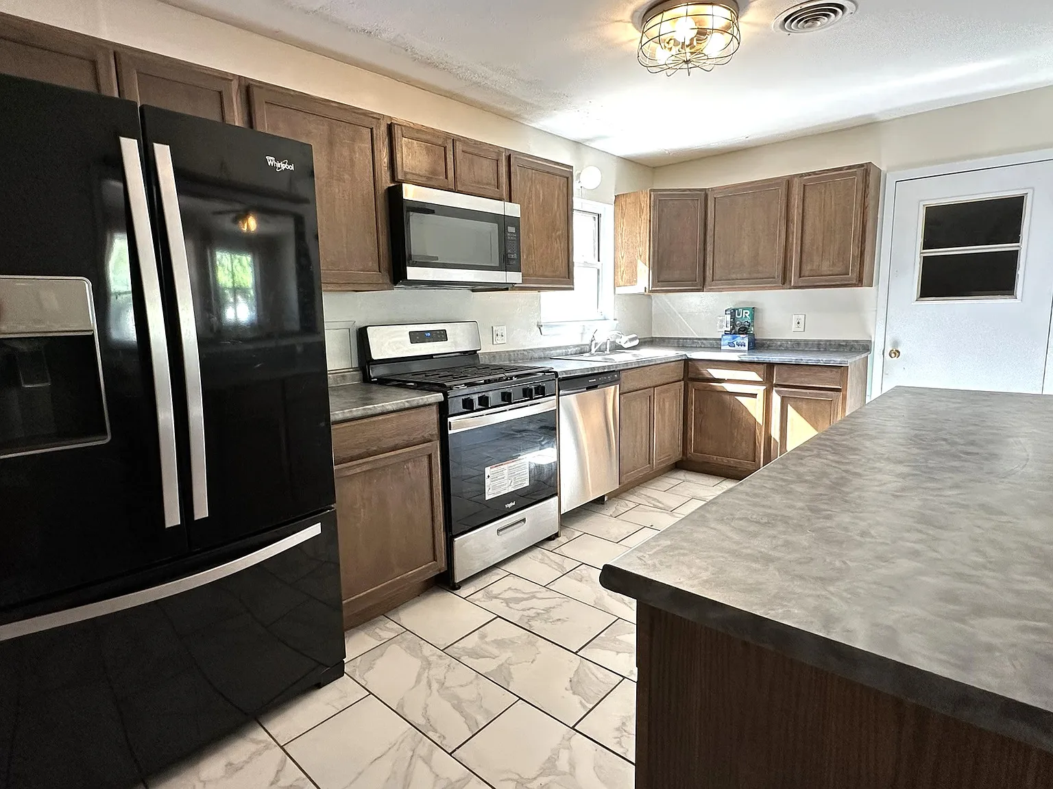 3 bed, 1.5 bath, 1296 sqft, $1,295 — Photo 4