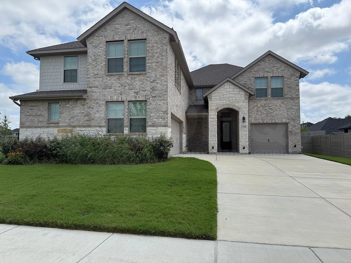 6 bed, 4.0 bath, 3870 sqft, $3,799 — Photo 2
