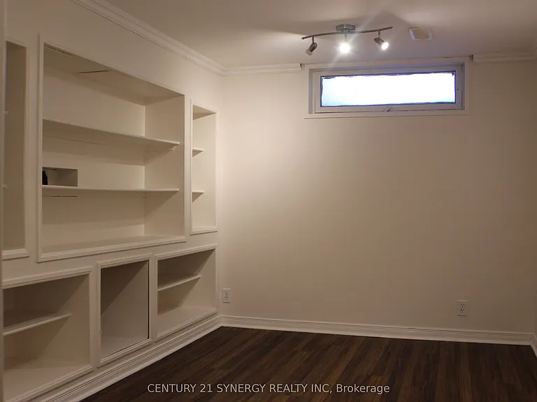 241 Wilfred Cres — Photo 15