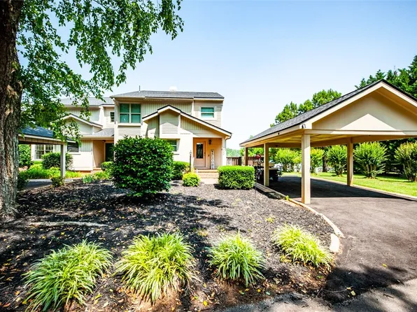 1320 Chickasaw Dr, Westminster, SC 29693