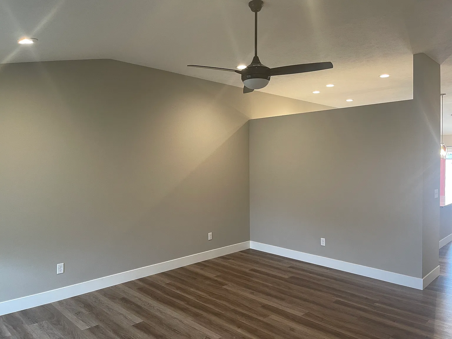 494 Magnolia Dr — Photo 2