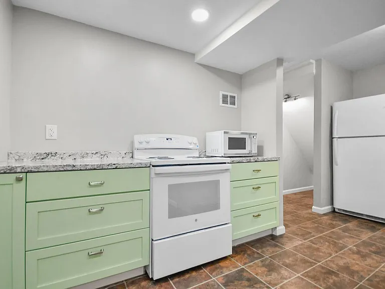 706 Green Valley Ct — Photo 14