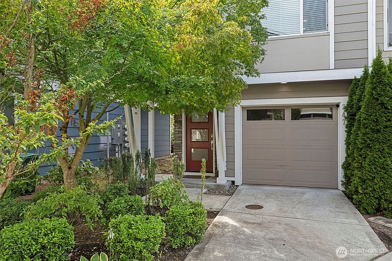 3rd image of 347 Vashon Court NE