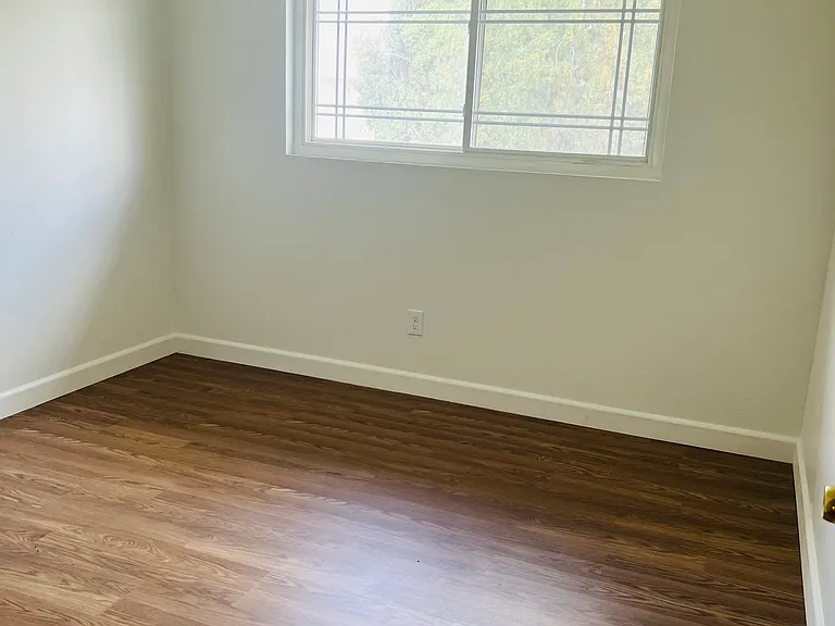 744 W Montrose St — Photo 10