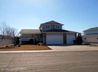 1045 20th St W, Dickinson, ND 58601