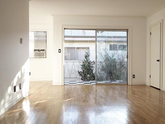 4th image of 932 N Hudson Ave APT 7