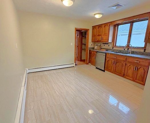 3rd image of 33 Lafayette St