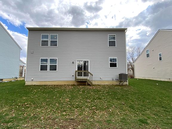 4th image of 404 Evelyn Ln