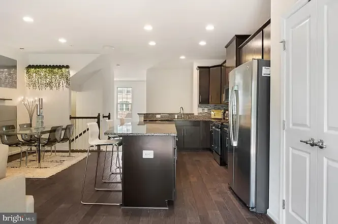 5 bed, 2600 sqft, $1,150 — Photo 2