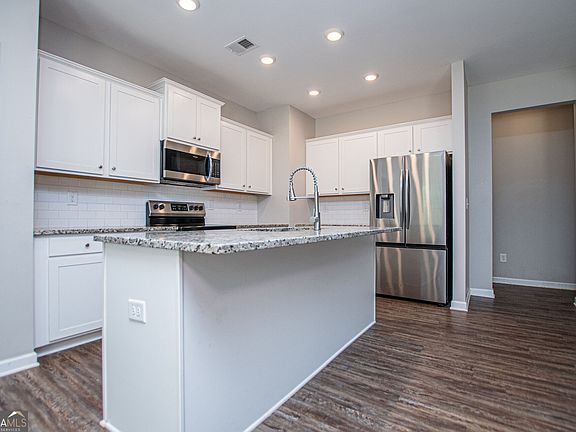 5th image of 305 Spruce Creek Ln
