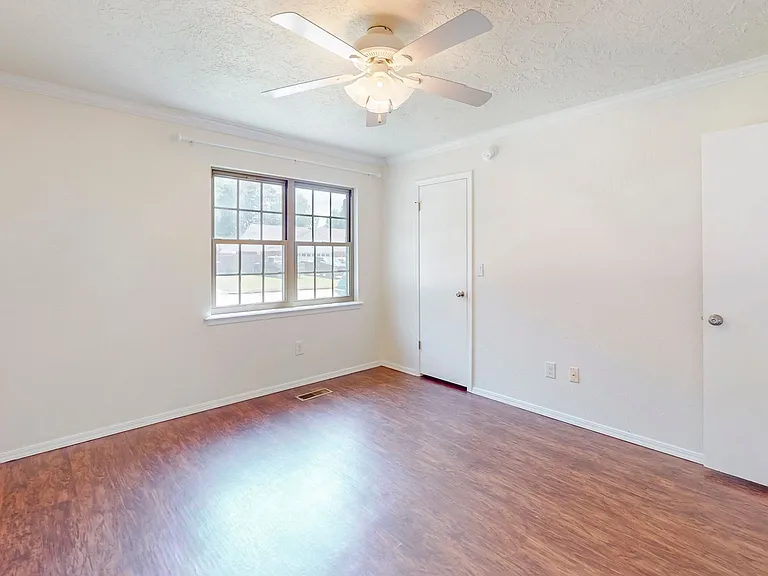4004 S Maple Ave — Photo 22