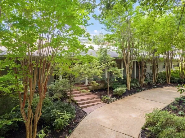 680 Sweetbrier Rd, Memphis, TN 38120
