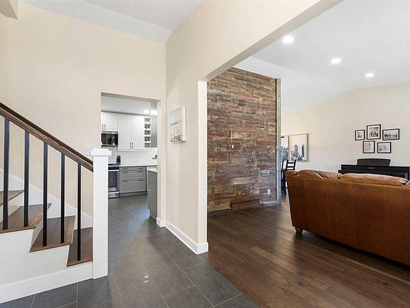4th image of 44 W Sunmount Cres SE