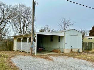 222 Karr St, Flora, IL 62839