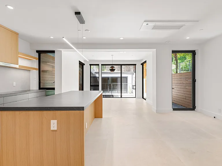 660 Carolina St — Photo 14