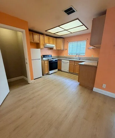 14239 Sherman Way #10 — Photo 4