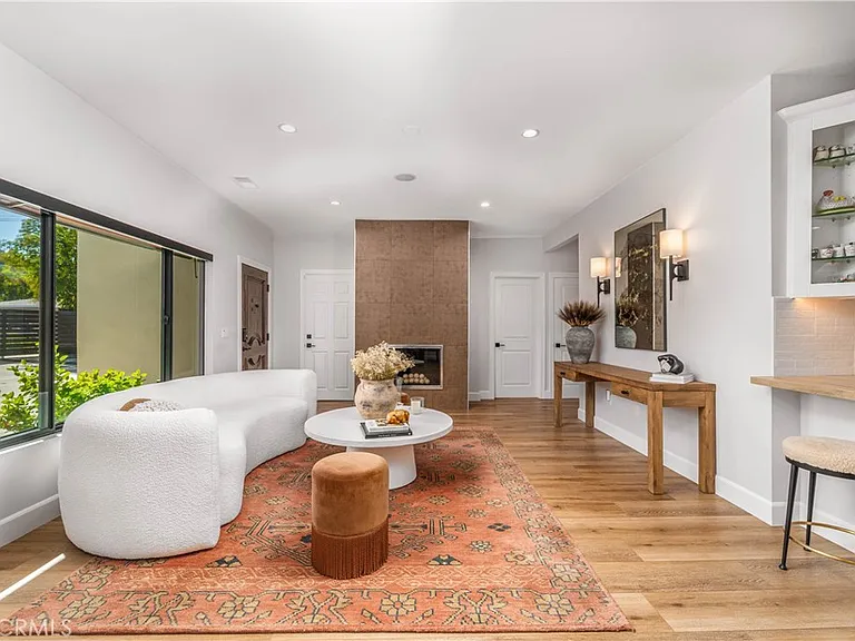 21327 Providencia St — Photo 25