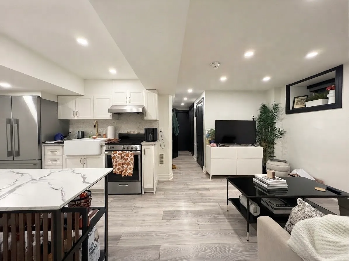 121 Sorauren Ave - 4 — Photo 2