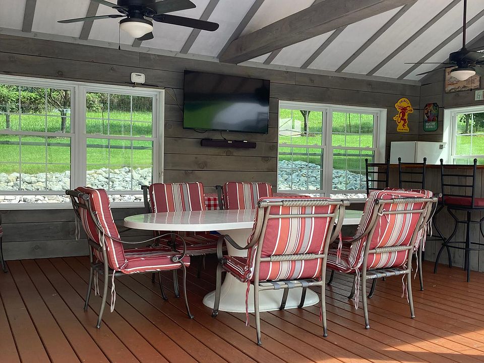 Outdoor seating/Bar area