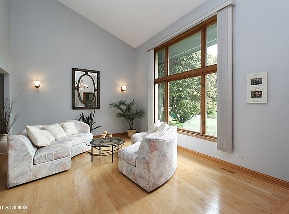 3rd image of 610 Pine Grove Ct