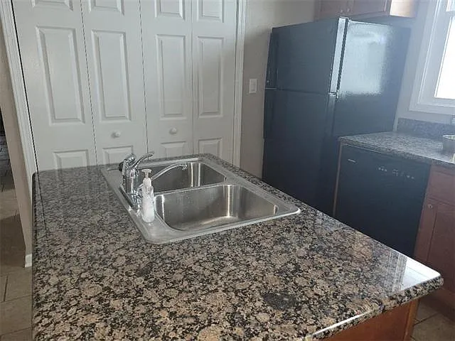 3 bed, 1.0 bath, 903 sqft, $1,300 — Photo 4