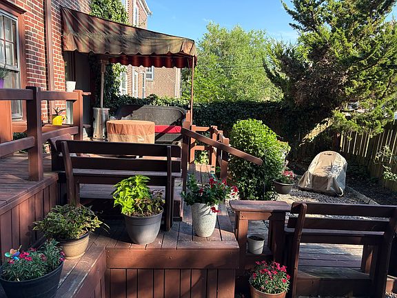 Outdoor deck with lots of built in seating.
