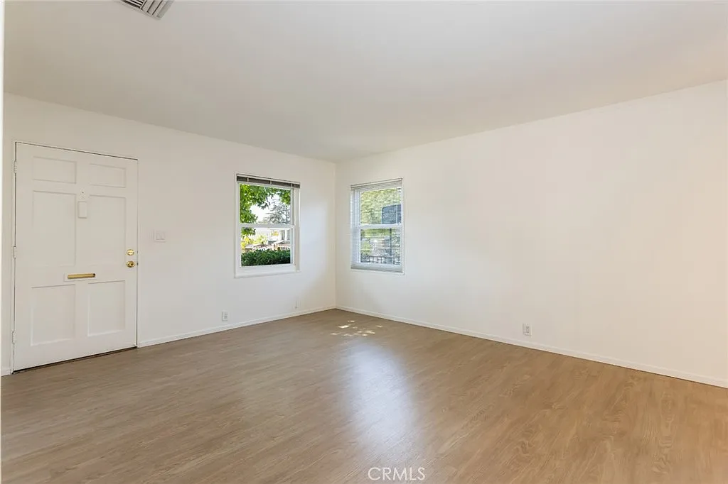 3 bed, 936 sqft, $3,200 — Photo 4