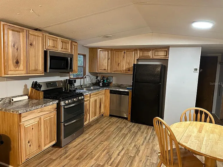 210 SE Hardin Ct — Photo 2