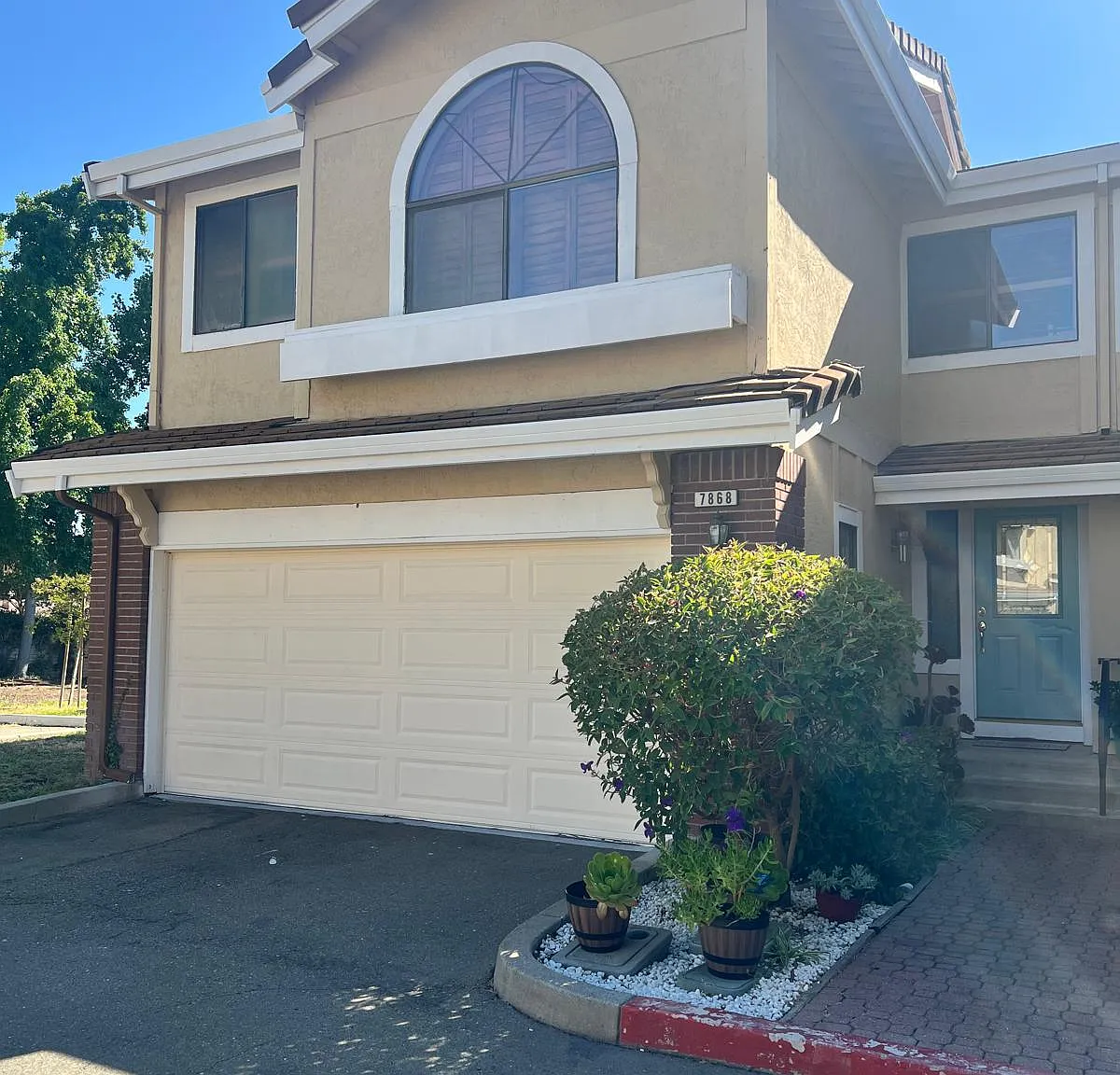 3 bed, 2.5 bath, 1482 sqft, $3,800 — Photo 3