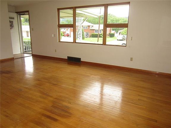 2nd image of 1009 Royal Ct