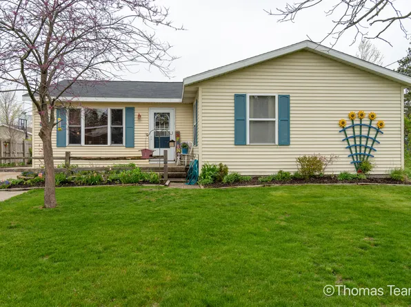 626 W Cherry St, Wayland, MI 49348