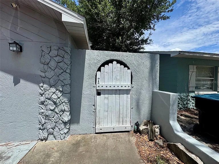 5521 Axiom Ave — Photo 2