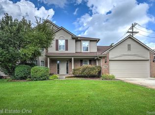 1400 Lee Wood Rdg, Walled Lake, MI 48390