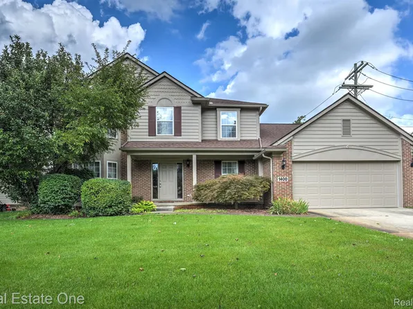 1400 Lee Wood Rdg, Walled Lake, MI 48390