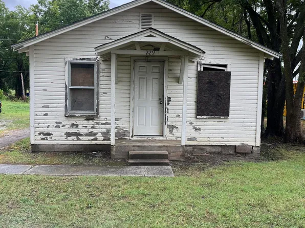 229 K St SE, Miami, OK 74354